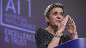 Еврокомисията глоби три големи глобални банки за картел