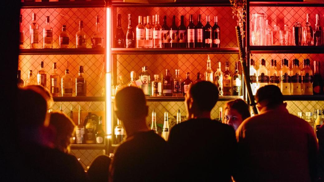 Нощни барове и дискотеки отварят врати от днес