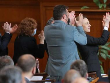 Депутатите приеха изцяло машинен вот в големите секции