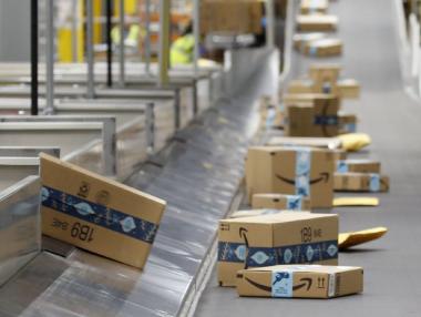 Продажбите на Amazon скочиха с 44% и разбиха всички очаквания