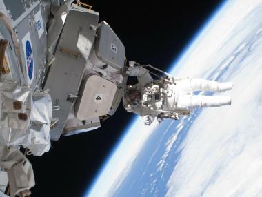 Първата редовна мисия на SpaceX завърши успешно (видео)