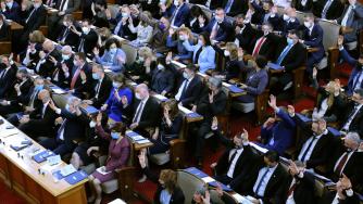 Депутатите обсъждат удължаване на добавките от 50 лв. към пенсиите