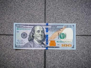 Месец май е късметлийски за долара, но не и тази година