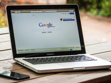 Служителите на Google преминават в хибриден модел на работа