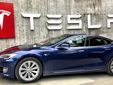 Напълно безпилотната технология при колите на Tesla ще се забави