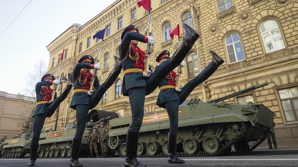 Русия демонстрира мощ с 12 хил. военни на Червения площад