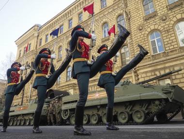 Русия демонстрира мощ с 12 хил. военни на Червения площад