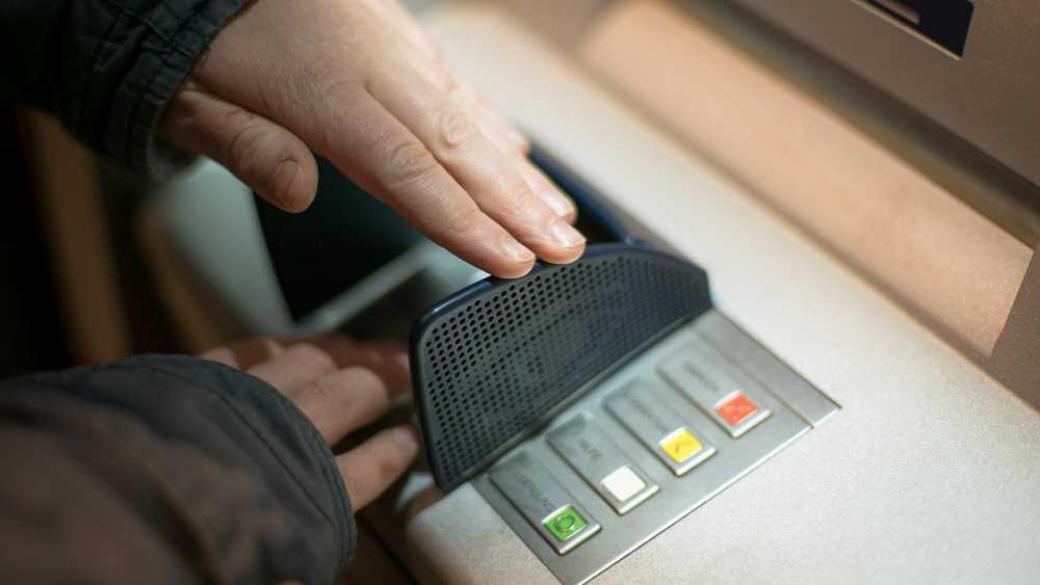 Защо плащаме такси, когато използваме банкомат?