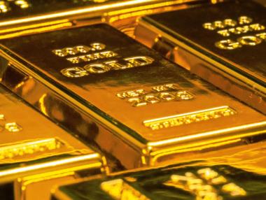 Цената на златото върви надолу въпреки отслабналия долар
