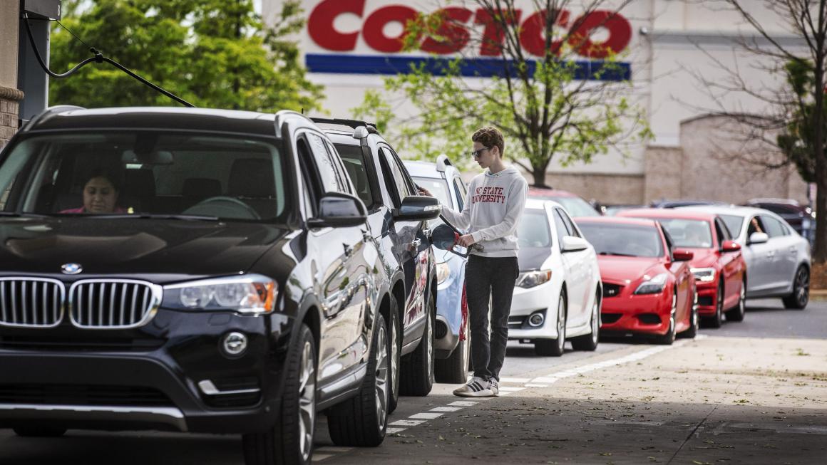 Галерия :: Снимка 1 :: В паника американците се презапасяват с гориво (снимки)}