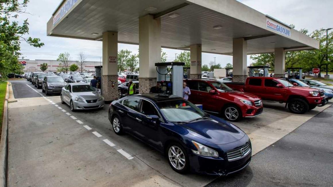 Галерия :: Снимка 0 :: В паника американците се презапасяват с гориво (снимки)}