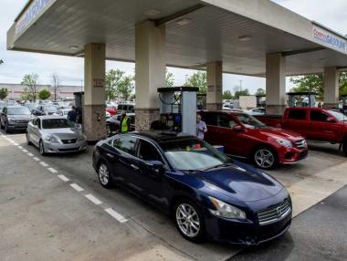 В паника американците се презапасяват с гориво (снимки)