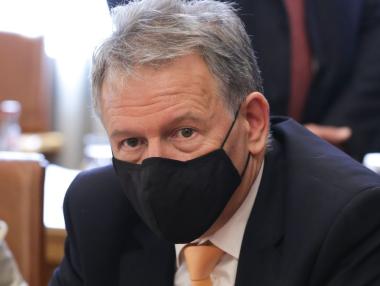 Служебният министър сложи приоритет на възрастните хора при ваксинациите