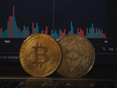 Обвързаните с биткойн акции тръгнаха надолу