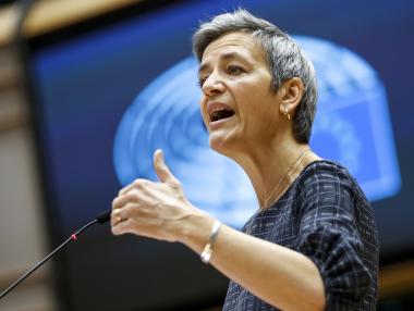 ЕК глоби с €371 млн. три големи банки за картел