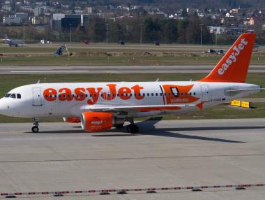 Приходите на EasyJet се стопиха с 90%