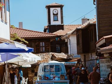 Април отново е бил критичен за туризма