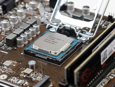 Intel очаква недостигът на чипове да продължи няколко години