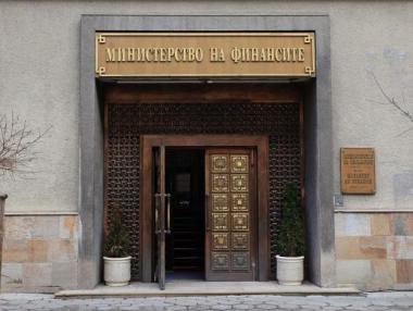 Бюджетът се върна на минус