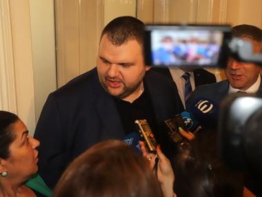 Пеевски обвини „медиен олигарх“ с добри контакти за санкциите от САЩ