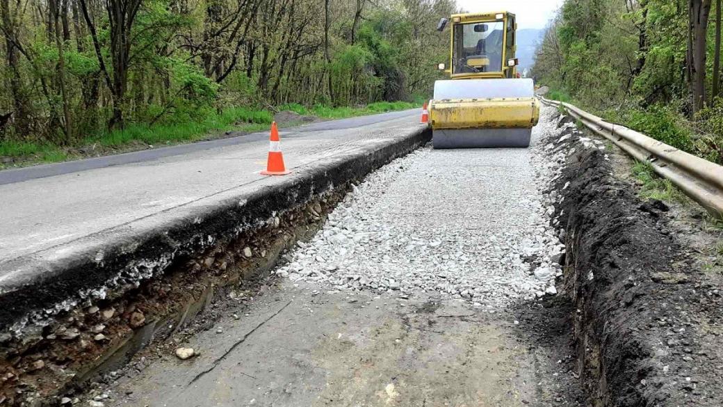 Напредва ремонтът на 7.7 км от пътя между Берковица и Монтана