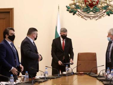 Янев: Държавните фирми спират да работят със санкционирани по „Магнитски“