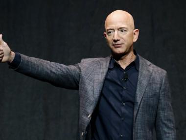 Джеф Безос ще полети в космоса този юли