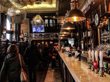 Потребителските настроения във Великобритания достигат 5-годишен връх