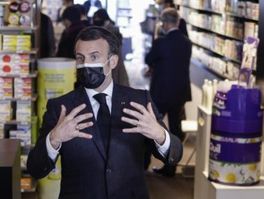 Френският президент получи шамар от гражданин (Видео)