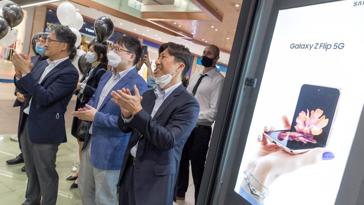 Галерия :: Снимка 2 :: Samsung отвори втория си официален магазин в София (галерия)}