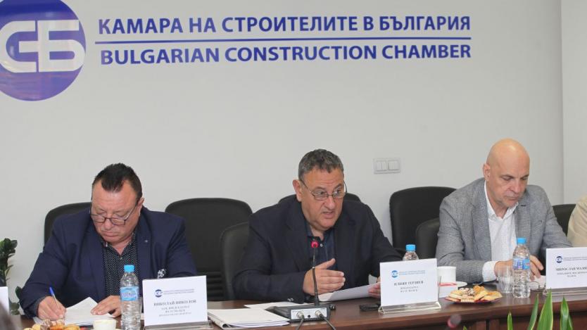 Строителството е в „колапс“ заради изказвания на служебния министър