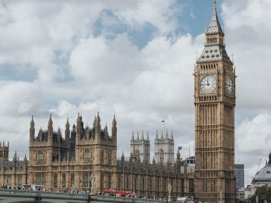 Великобритания няма да разхлабва противоепидемичните мерки