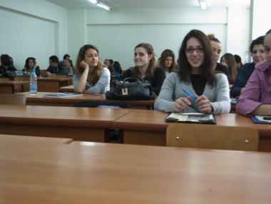 МОН отново отпуска 100 лв. стипендия за зрелостници с висок резултат