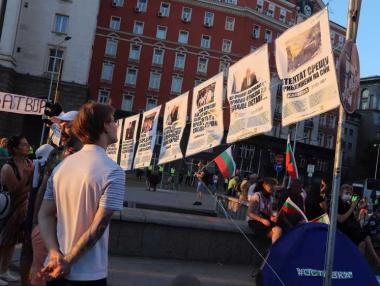 Събитията в България напомнят на мафиотски сериал на Netflix