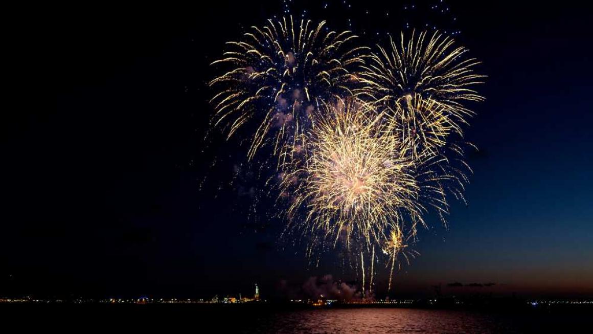 Галерия :: Снимка 1 :: Снимка на деня: С фойерверки Ню Йорк сложи край на COVID мерките}