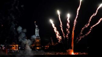 С фойерверки Ню Йорк сложи край на COVID мерките