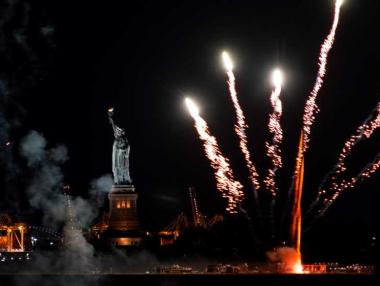 С фойерверки Ню Йорк сложи край на COVID мерките