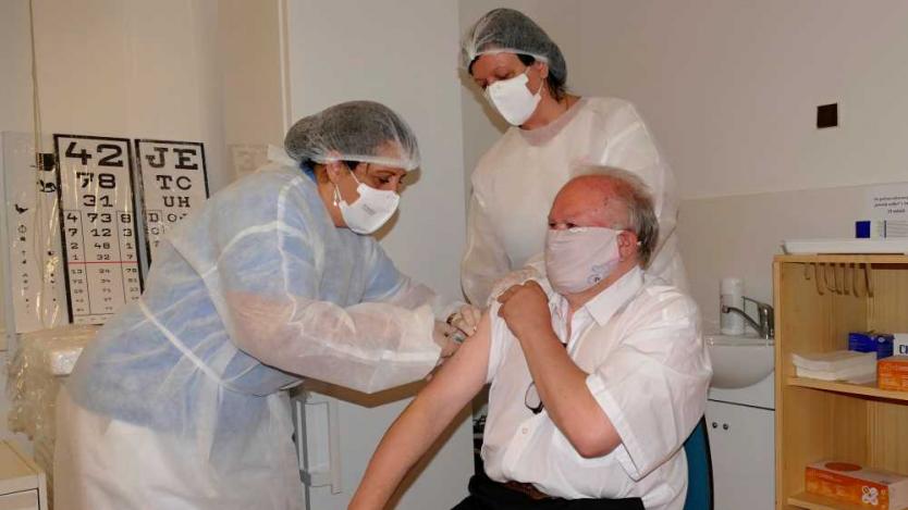Москва прави COVID ваксинацията задължителна за стотици хиляди