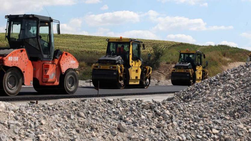 Държавата започва да се разплаща със строителите на пътища