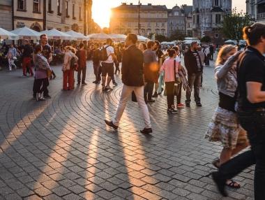 Делът на наетите в публичния сектор нараства