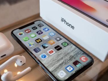 Apple подготвя голям бюджетен iPhone за догодина
