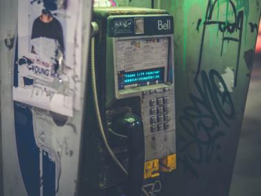 КРС oсвобождава БТК от тежестта на уличните телефони и указателите