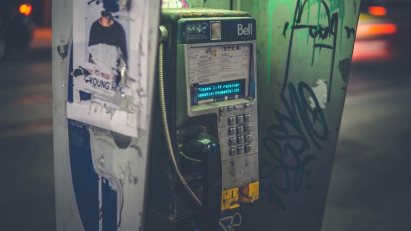 КРС oсвобождава БТК от тежестта на уличните телефони и указателите