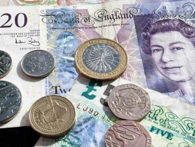 Паундът поевтиня след новата прогноза за британската инфлация