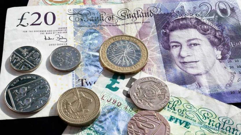 Паундът поевтиня след новата прогноза за британската инфлация