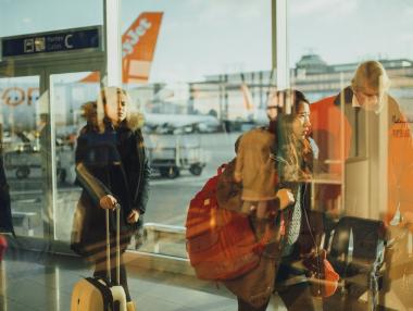 Под натиск на авиокомпаниите Лондон добави още държави в „зеления списък“