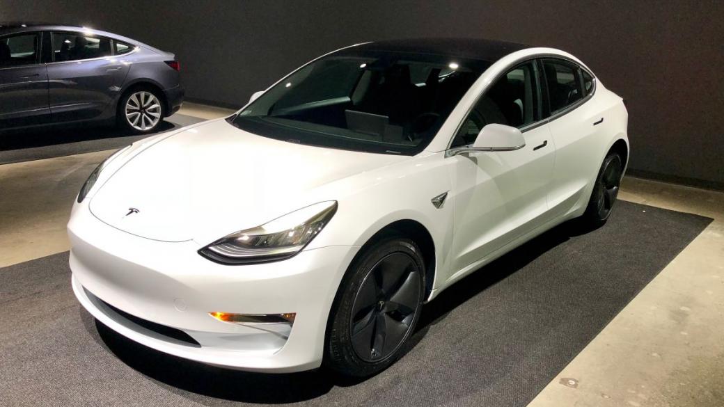 Tesla изтегля 285 000 коли от Китай заради проблем с автопилота