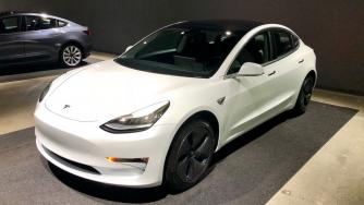Tesla изтегля 285 000 коли от Китай заради проблем с автопилота