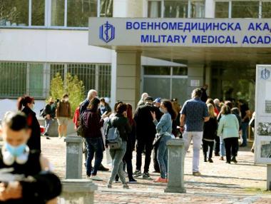 Служебният кабинет осигури 35 млн. лв. за медиците „на първа линия“