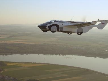 Футуристична кола летя 35 минути в небето над Словакия (видео)